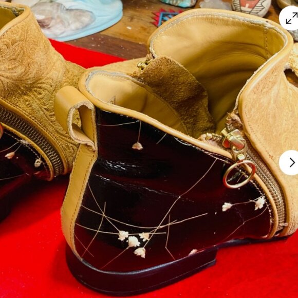 JOHN FLUEVOG SUEDE CHUKKA BOOTS -SIZE 11 - Picture 4 of 7